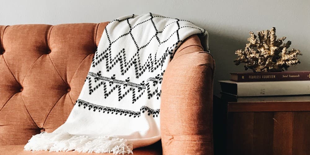 Brun sofa med tæppe