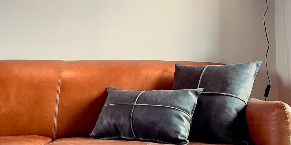 Lædersofa med puder